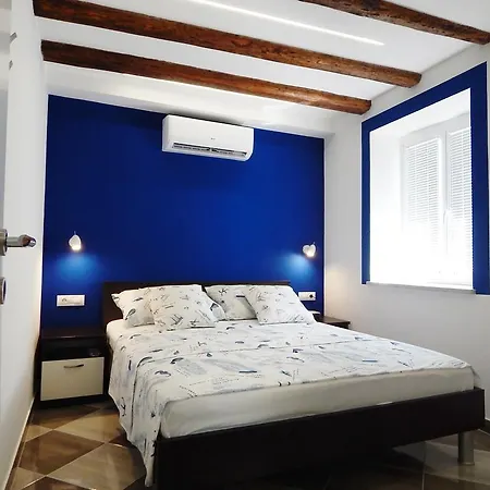 Karmen's One Daire Split